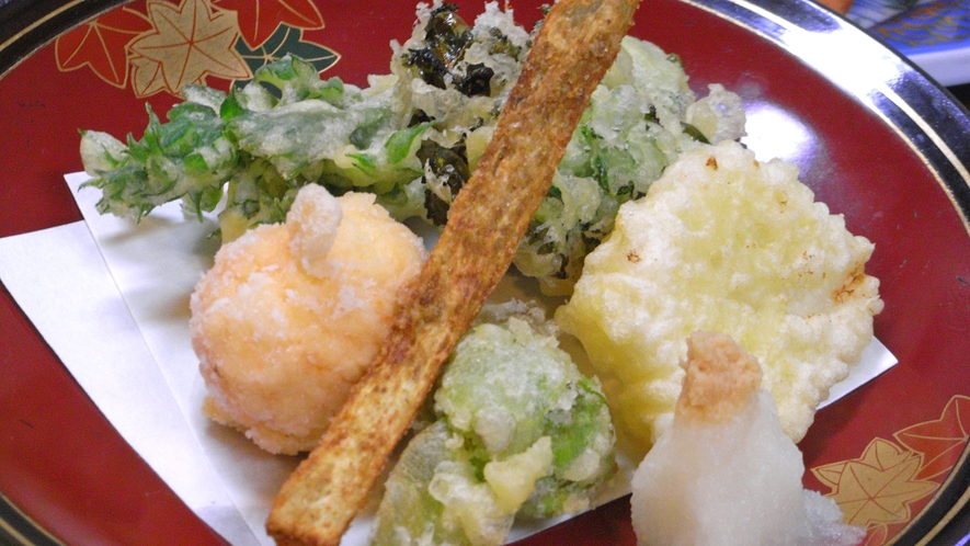 *夕食一例/季節の旬菜、海鮮を天ぷらでサクッと軽く。揚げたてをご賞味ください！