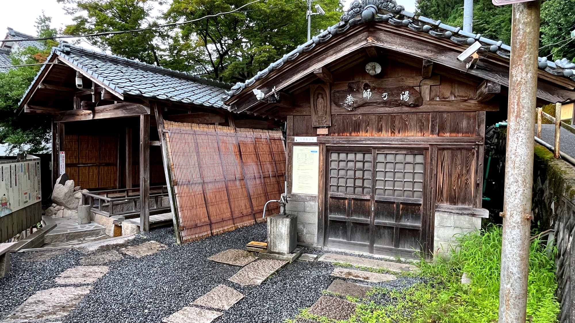 *村杉温泉薬師の足湯／一度に10人ほど利用可、ジェット、バブル、足裏マッサージの三種類あり