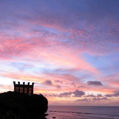 チャペル越しに広がる幻想的な夕焼けを見つめながら、ロマンティックなひと時も