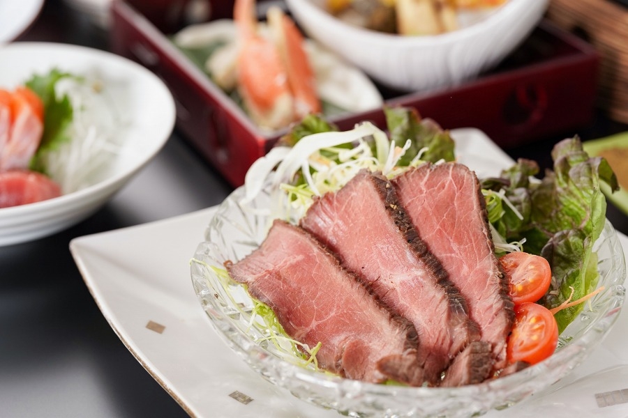 料理重視の個室宴会プラン♪ズワイガニとローストビーフ！春のグループ向け会席〈乾杯用ドリンク付き〉