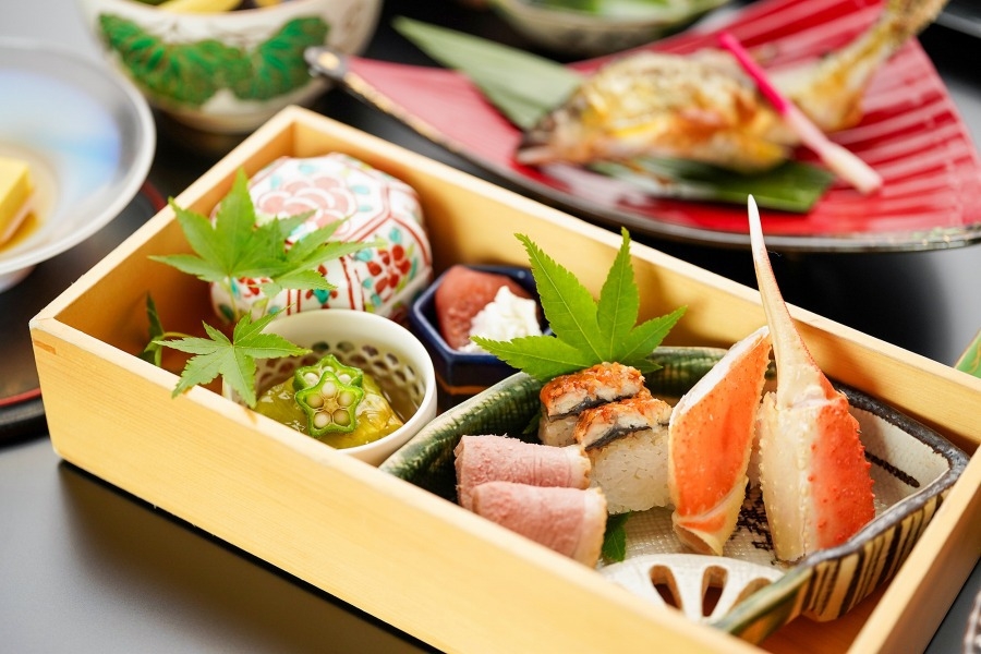【乾杯ドリンク付】ズワイガニと本マグロを味わう｜夏の個室宴会