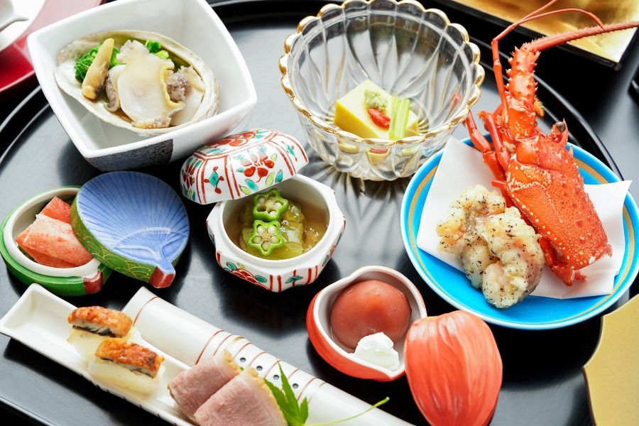 【夏限定】伊勢海老・米沢牛を味わう贅沢会席｜夕食は個室料亭