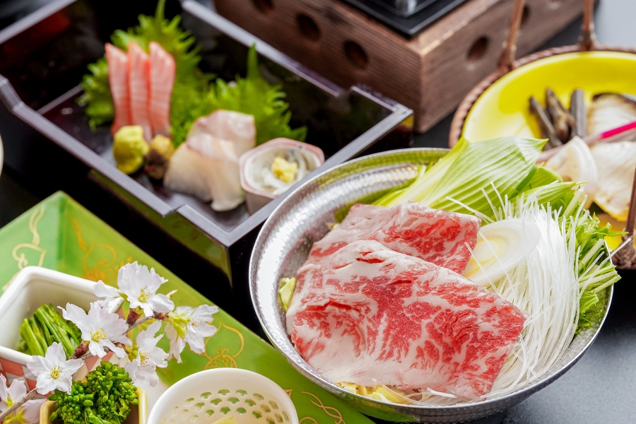 上州牛の寄せ鍋・お造りは群馬県のブランド鱒 ぎんひかり・鯛・しらす