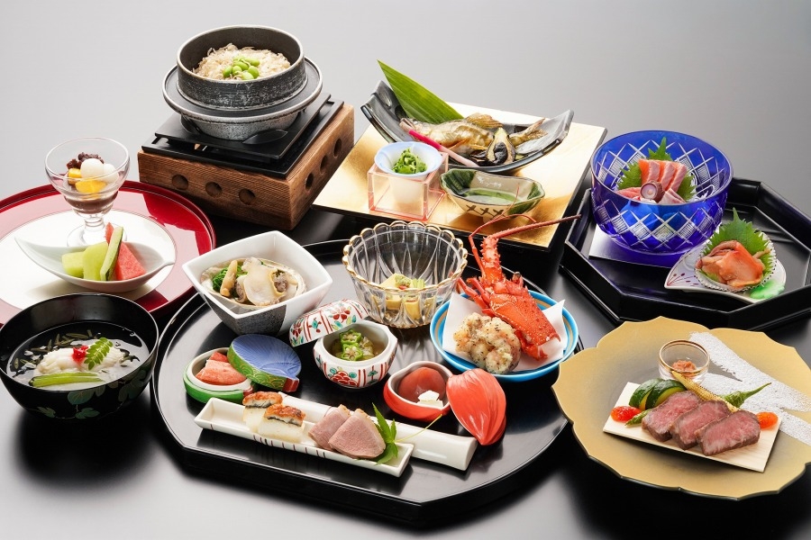 【夏限定】伊勢海老・米沢牛を味わう贅沢会席｜夕食は個室料亭