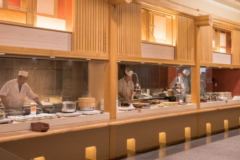 和洋中の料理が盛りだくさんのバイキングプラン♪味覚の旅をライブキッチンで