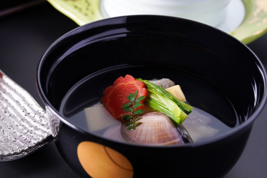 調理長こだわりの吸物　蛤・鯛の清まし仕立