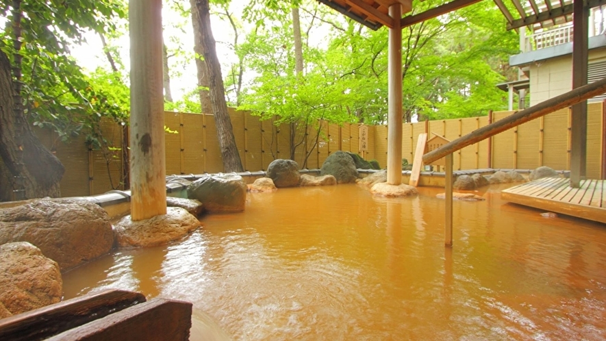 岩風呂　こがねの湯　(露天風呂)　伊香保に古くから湧き出る源泉です。