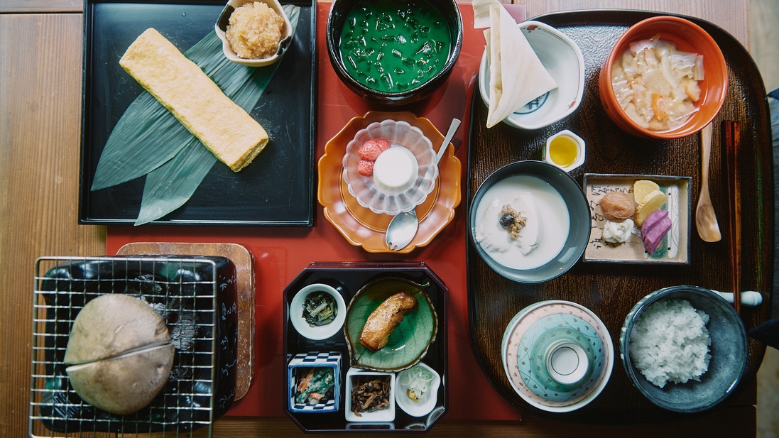 国定公園内に佇む温泉宿　扉温泉明神館で自然を感じ過ごす旅　食事は夕朝食共に和食