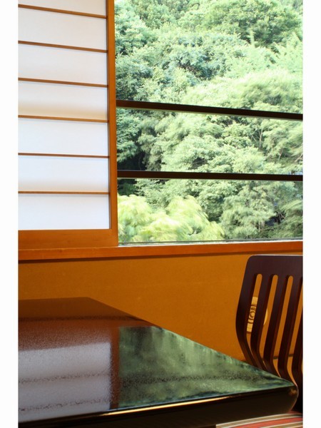 Greenery flows from the room ... A relaxing time flows.