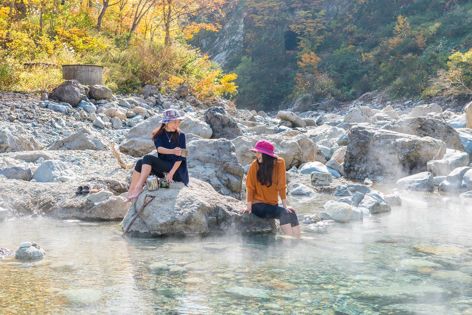 無料アクティビティ：秋山郷の河原の露天風呂