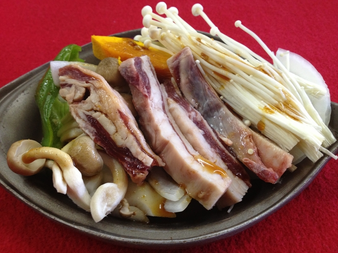 信州・戸隠産ジビエ（鹿肉）陶板焼き