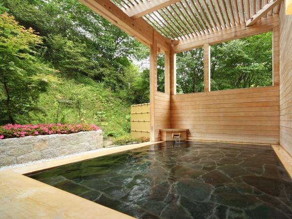 Open-air bath (daytime) Enjoy the scenery of the four seasons in front of you.