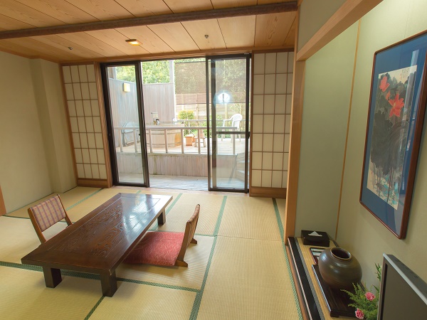 和室は１２．５帖。ワイドな窓からは、気持ちの良い眺めがお楽しみいただけます。