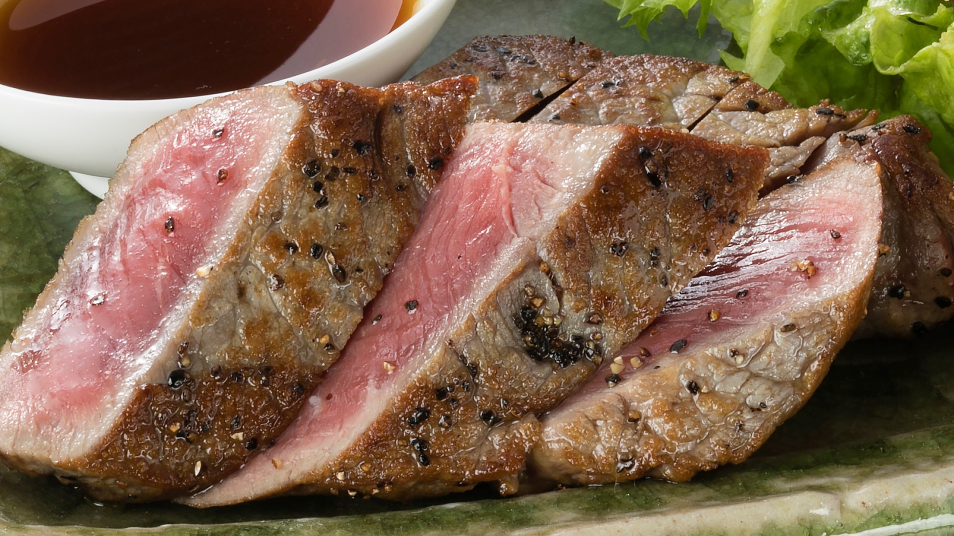  ＜ステーキ定食＞　食べ応えあり！ジューシーな肉の旨みを感じられます。