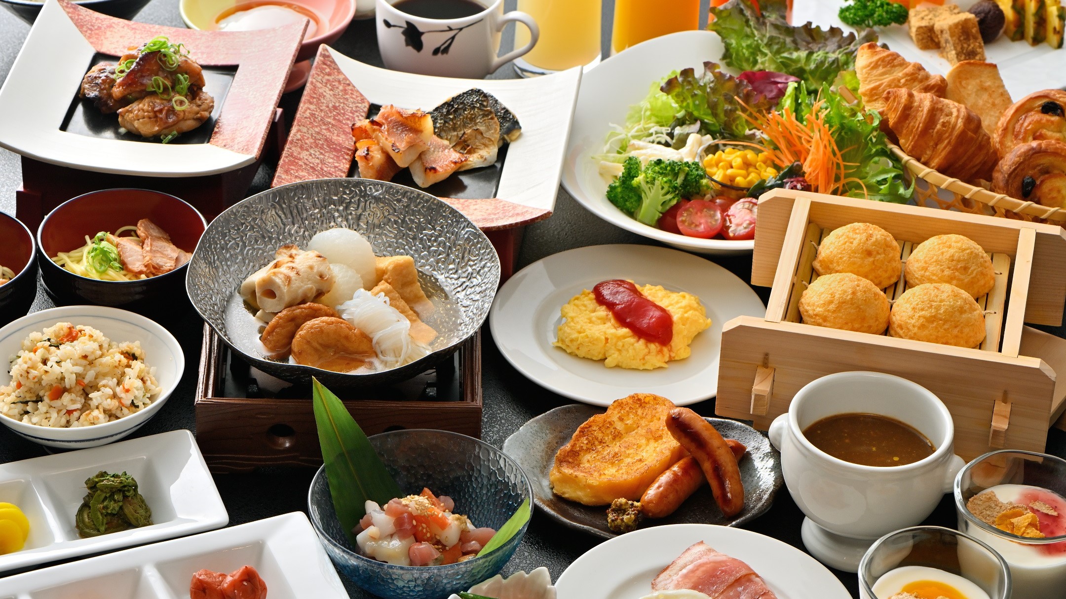 ＜朝食バイキング盛付一例＞　姫路ならではの料理を含め、ボリューム満点メニューでお迎え致します。