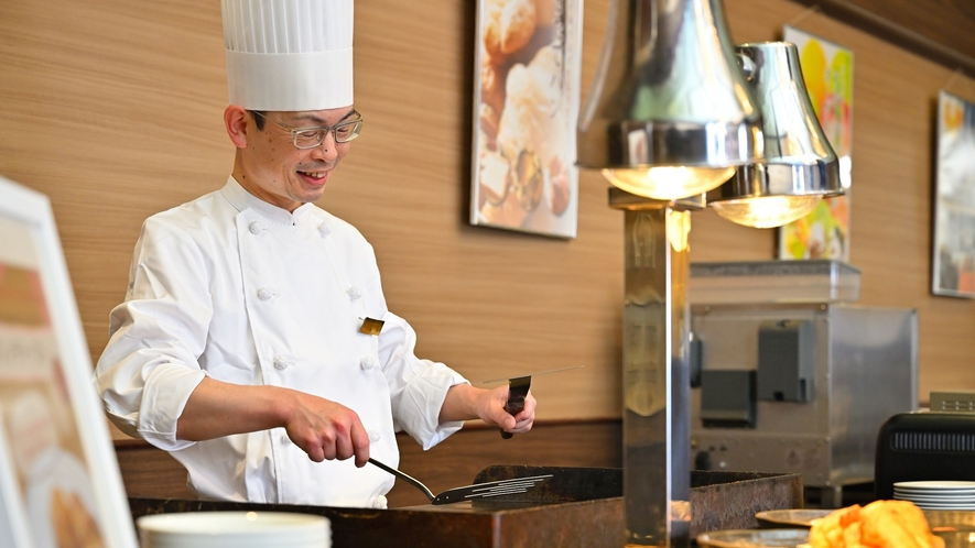 ＜朝食バイキング＞　シェフが出来たてのあたたかいお料理を手渡し致します。