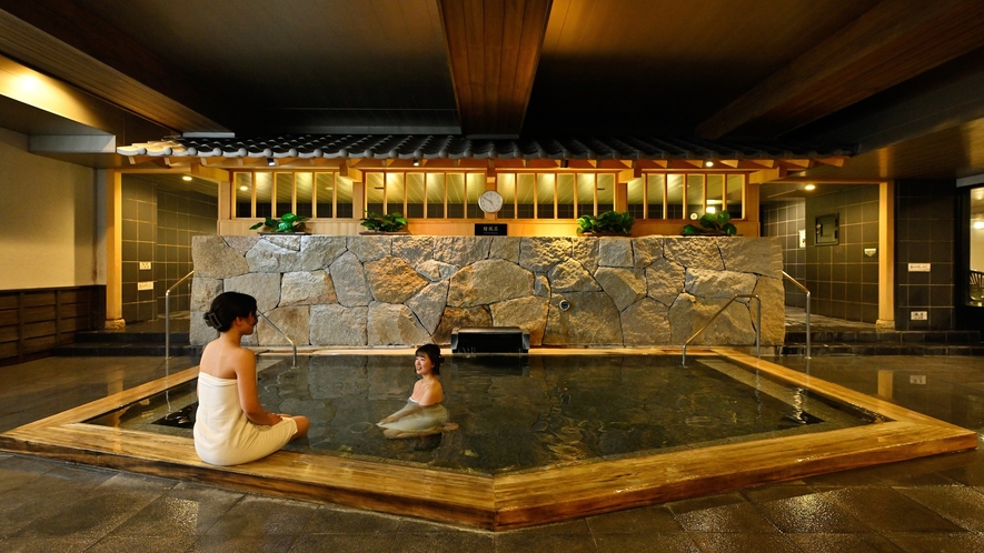 ＜天然温泉　華楽（かぐら）の湯＞　檜風呂　ヒノキの香り・質感を楽しめる癒しの空間です。