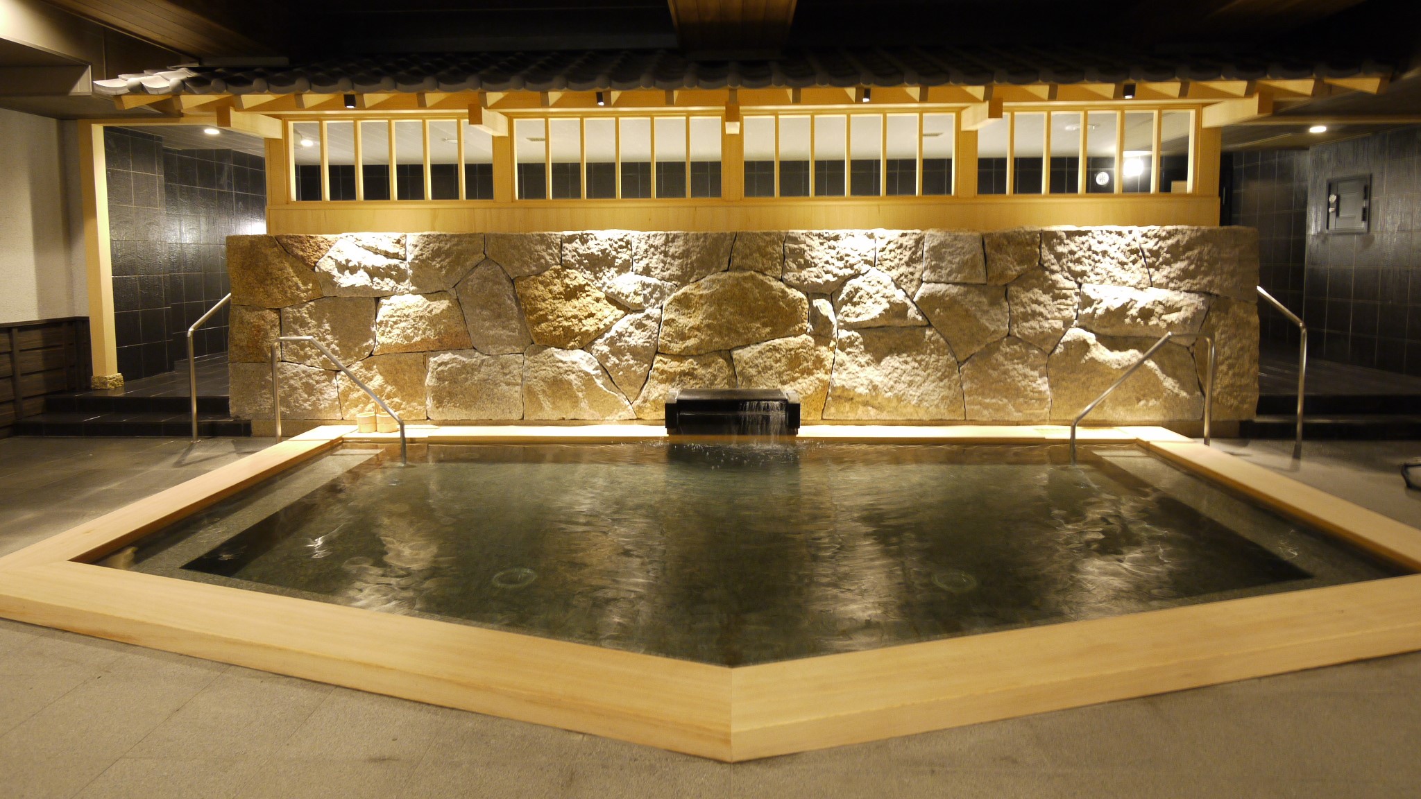＜天然温泉　華楽（かぐら）の湯＞　檜風呂　樹木の温もりを感じさせる和みの湯。朝風呂は６時～オープン。