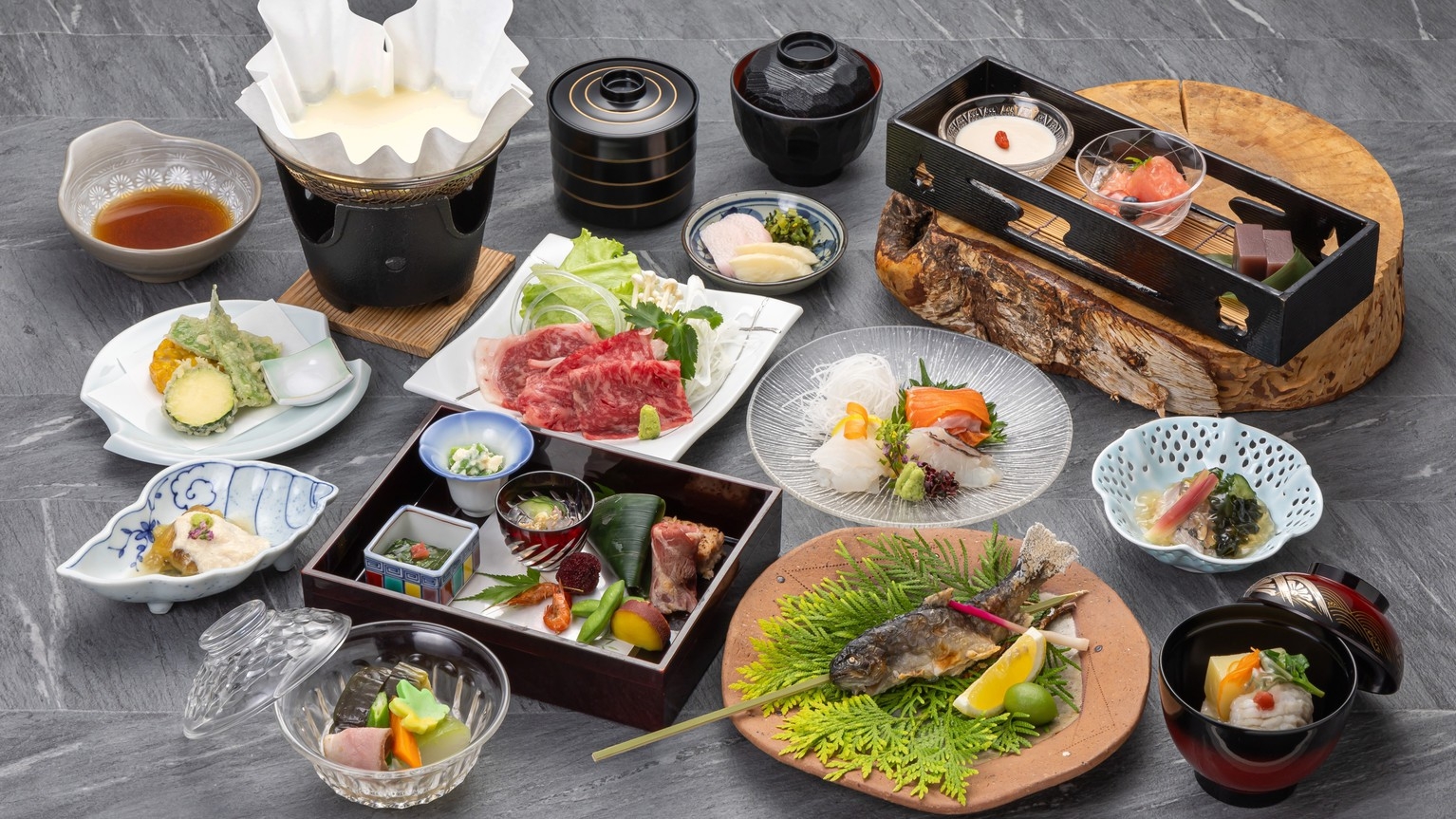 【グレードアップ・和食会席ディナー】健康朝食と天然温泉癒しの休日・ラウンジ限定ワイン2杯付