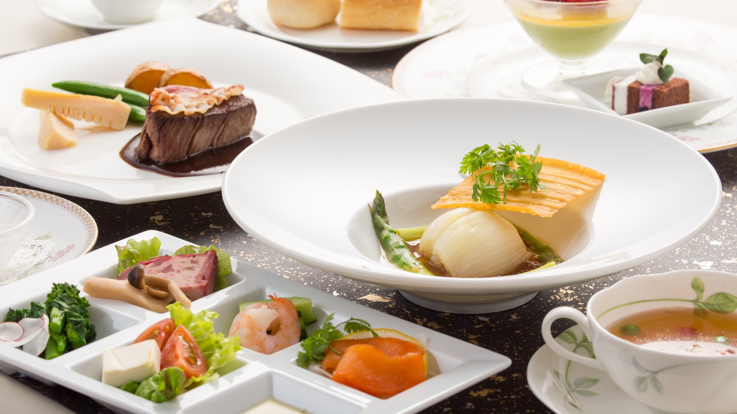 【グレードアップ・フレンチフルコースディナー】健康朝食と天然温泉癒しの休日・ラウンジ限定ワイン2杯付