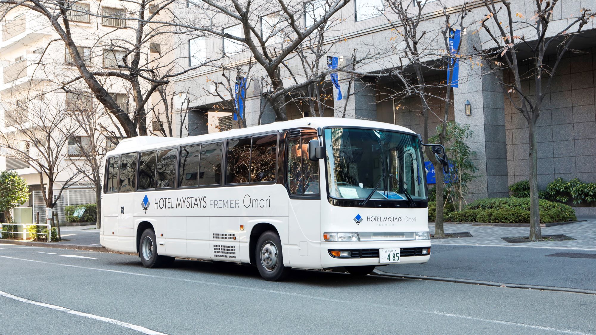 羽田空港ホテル間無料送迎バス（白色が目印です）