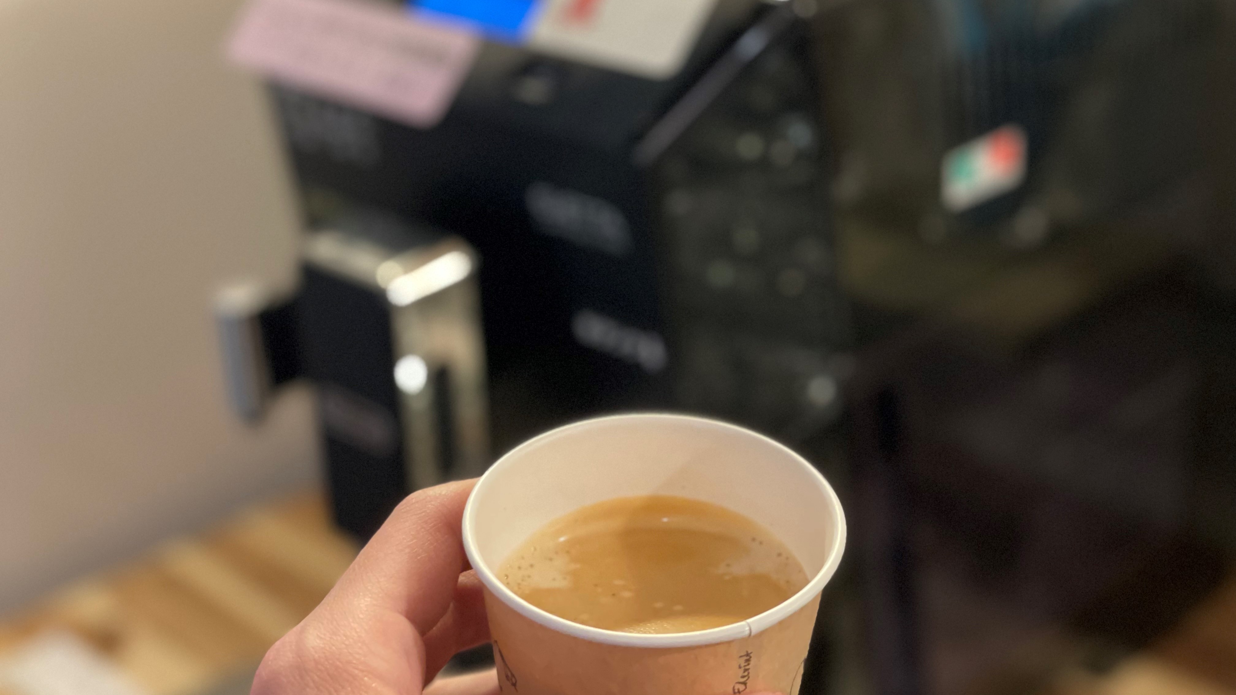 【フリードリンクコーナー】デロンギのコーヒーマシーンでコーヒー飲み放題♪