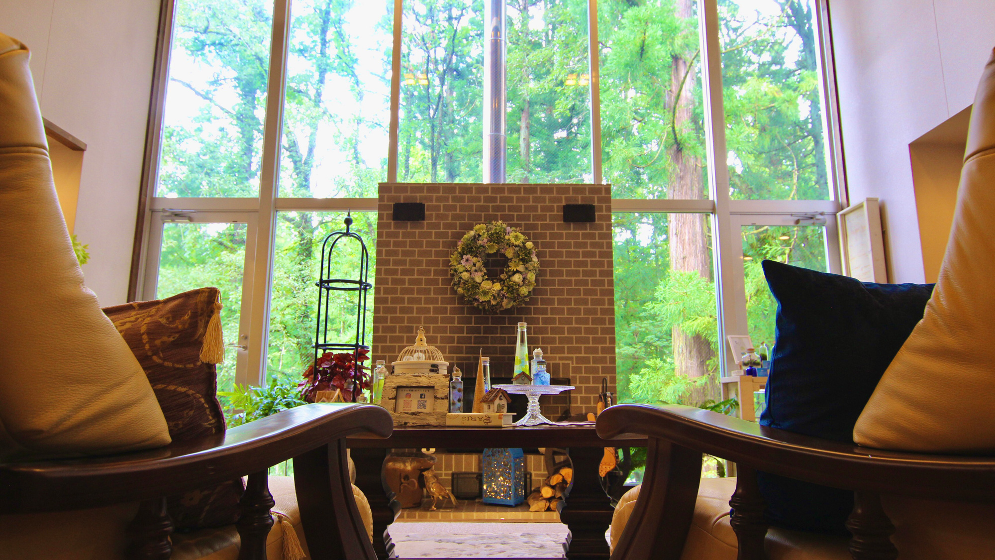 【ロビー】森の木々に癒されます