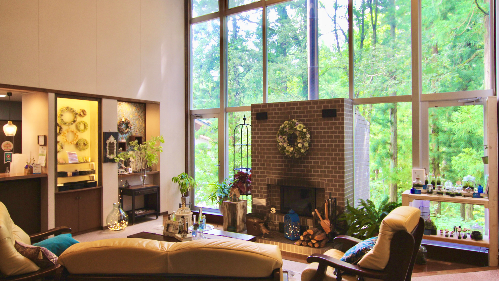 【ロビー】森の木々に癒されます