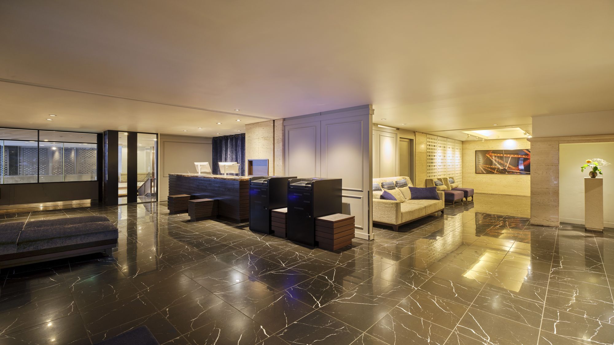 正面入り口をお入り頂き、左手にフロントがございます