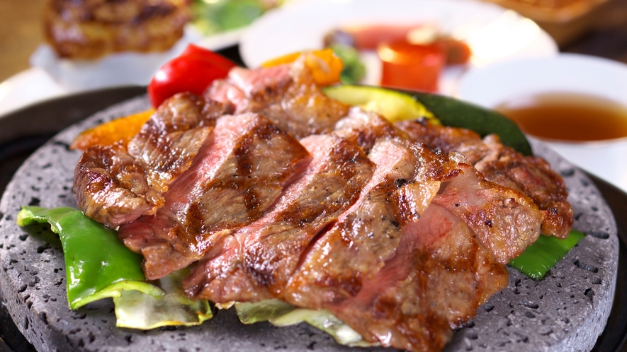 群馬県名物上州和牛の石焼ステーキはA4ランクのサーロインを使用、柔らくて絶品です