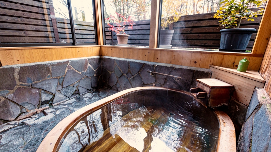 半露天樽風呂「やすらぎ樽風呂」は人気の青森ヒバの樽風呂です