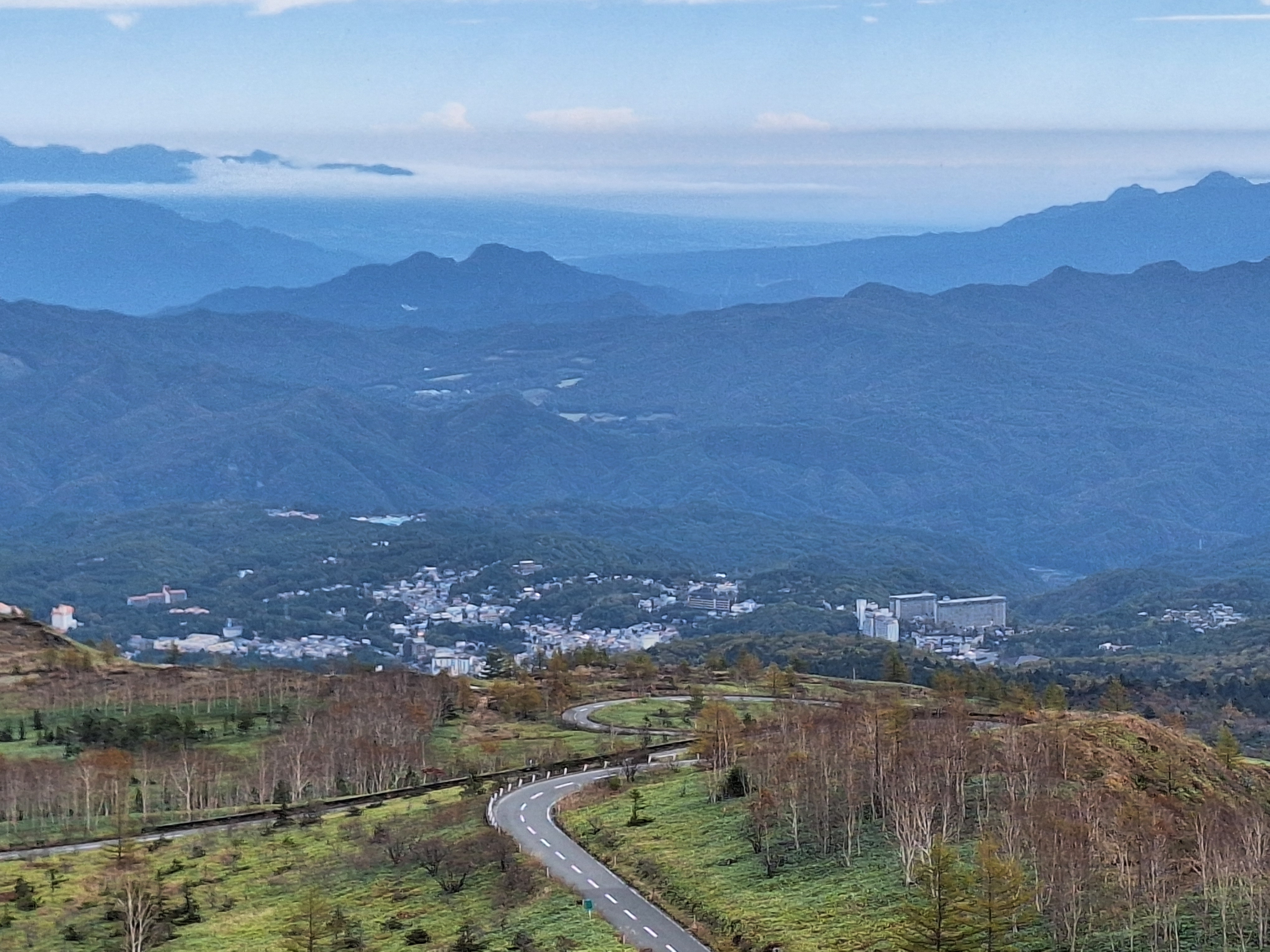 志賀草津道路から草津温泉を一望
