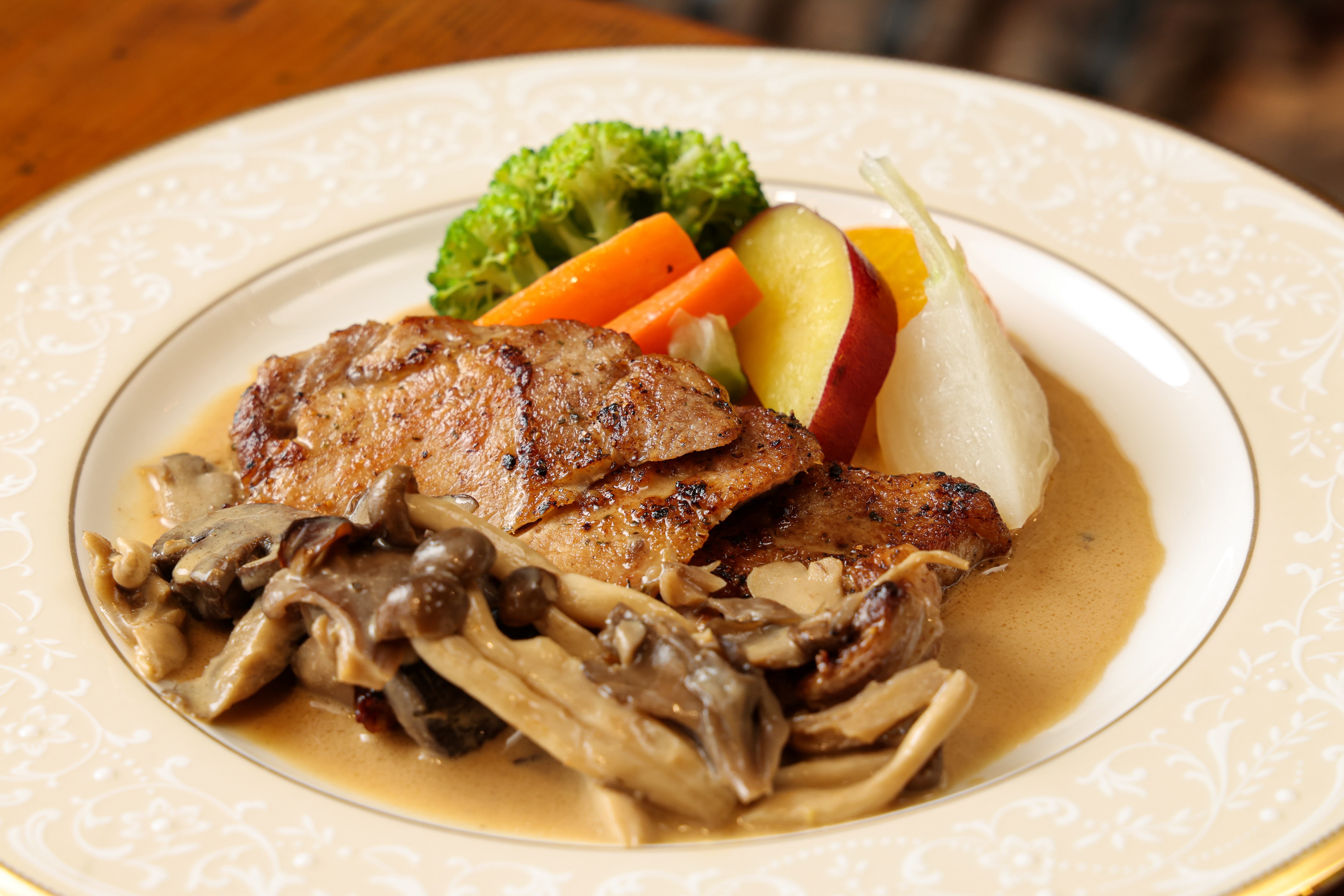 きのこともち豚のマスタード風味クリームソース