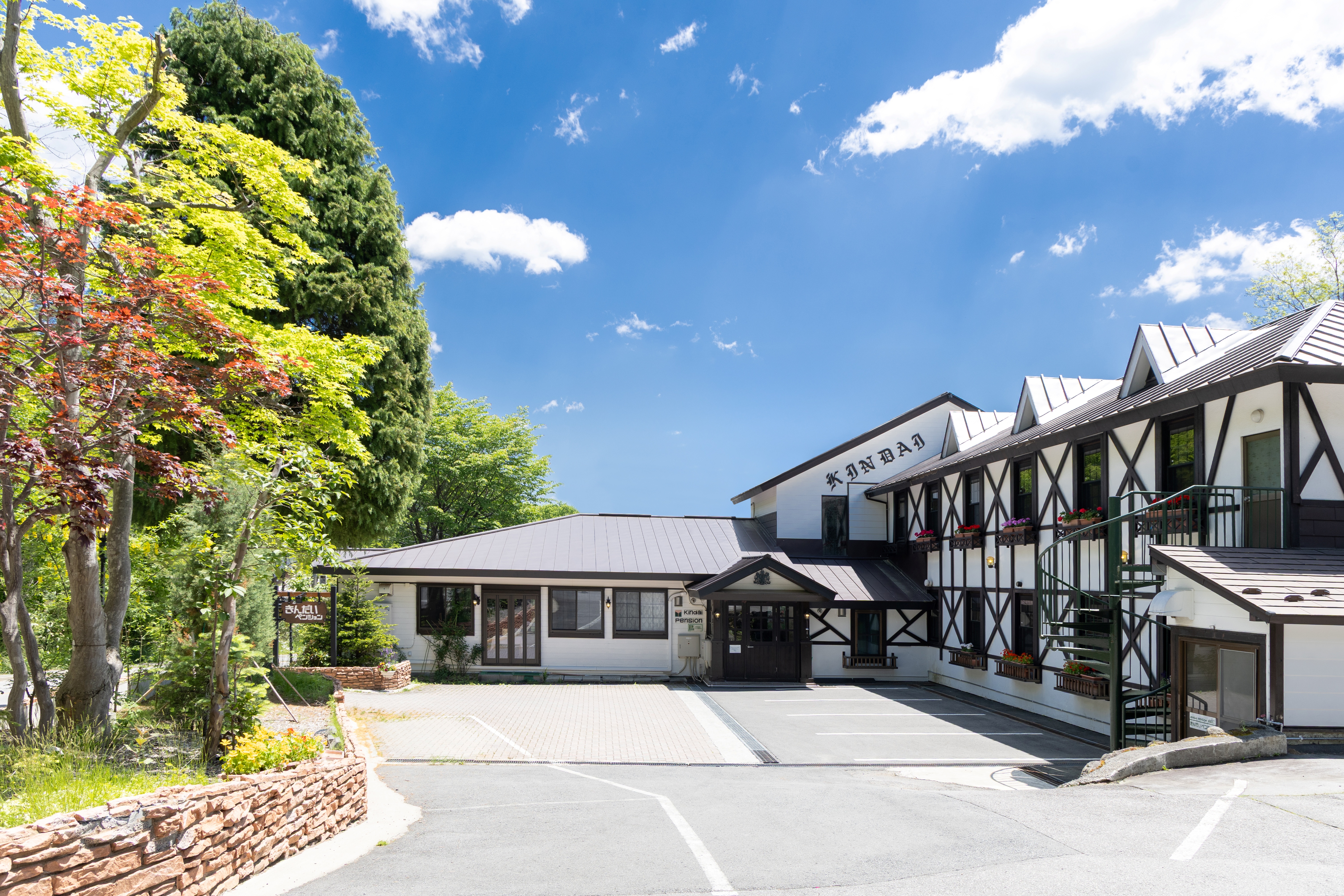初夏のきんだいペンション外観
