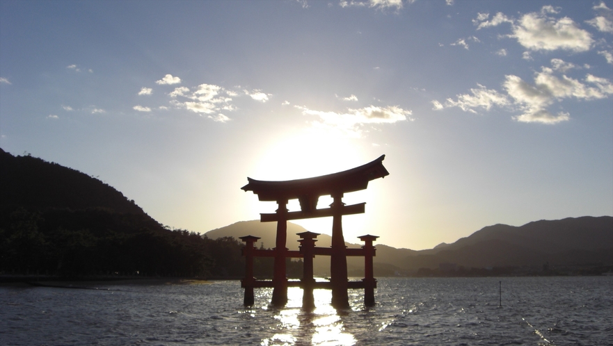 世界遺産『厳島神社』の大鳥居は当館から約10分（送迎バス+徒歩）大鳥居のバックに沈む夕日は絶景です！