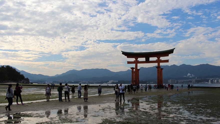 世界遺産『厳島神社』大鳥居まで約10分（送迎バス+徒歩）※令和元年６月~現在修復工事中です。