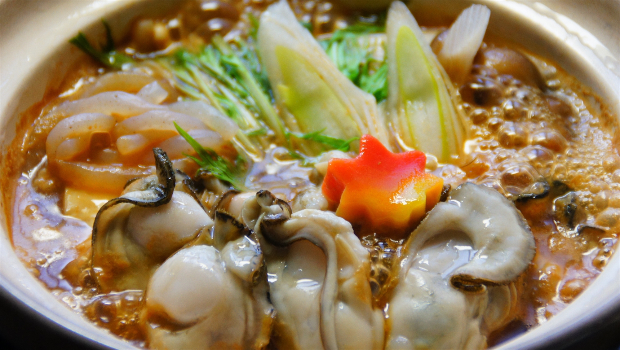 冬季限定！味噌味のスープとカキの旨みがベストマッチ！別注メニュー『宮島カキの味噌鍋』は1870円