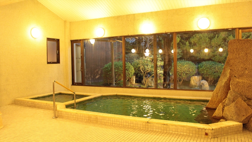 大浴場『男湯』には庭園を望む内湯・泡風呂がございます。シャンプー・リンス・ボディーソープ完備