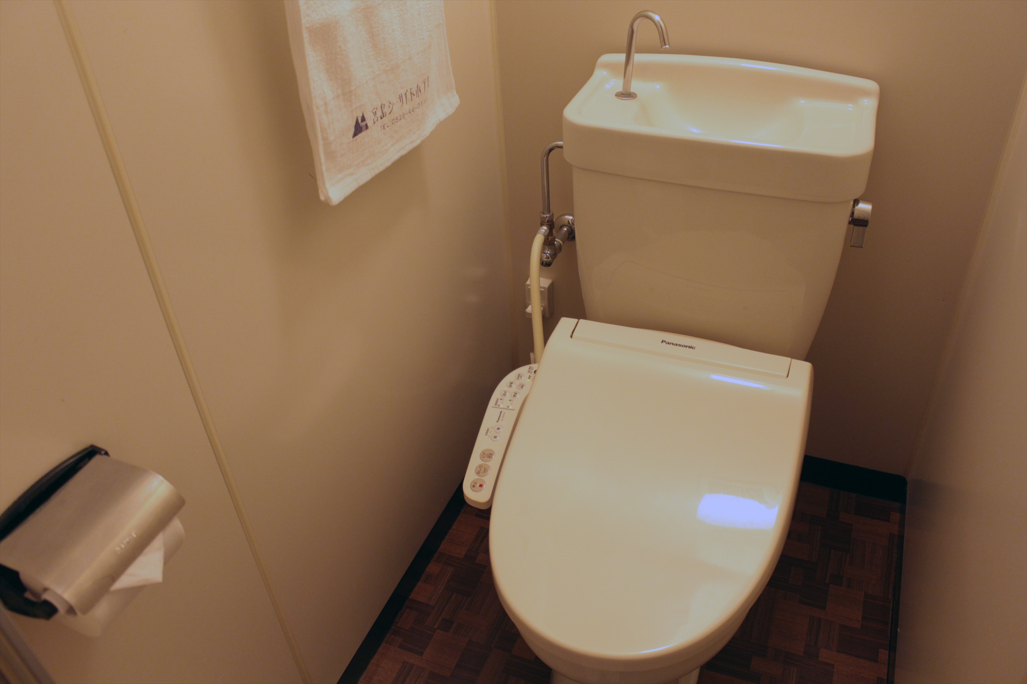 客室設備『トイレ』全室温水洗浄機付き便座です。