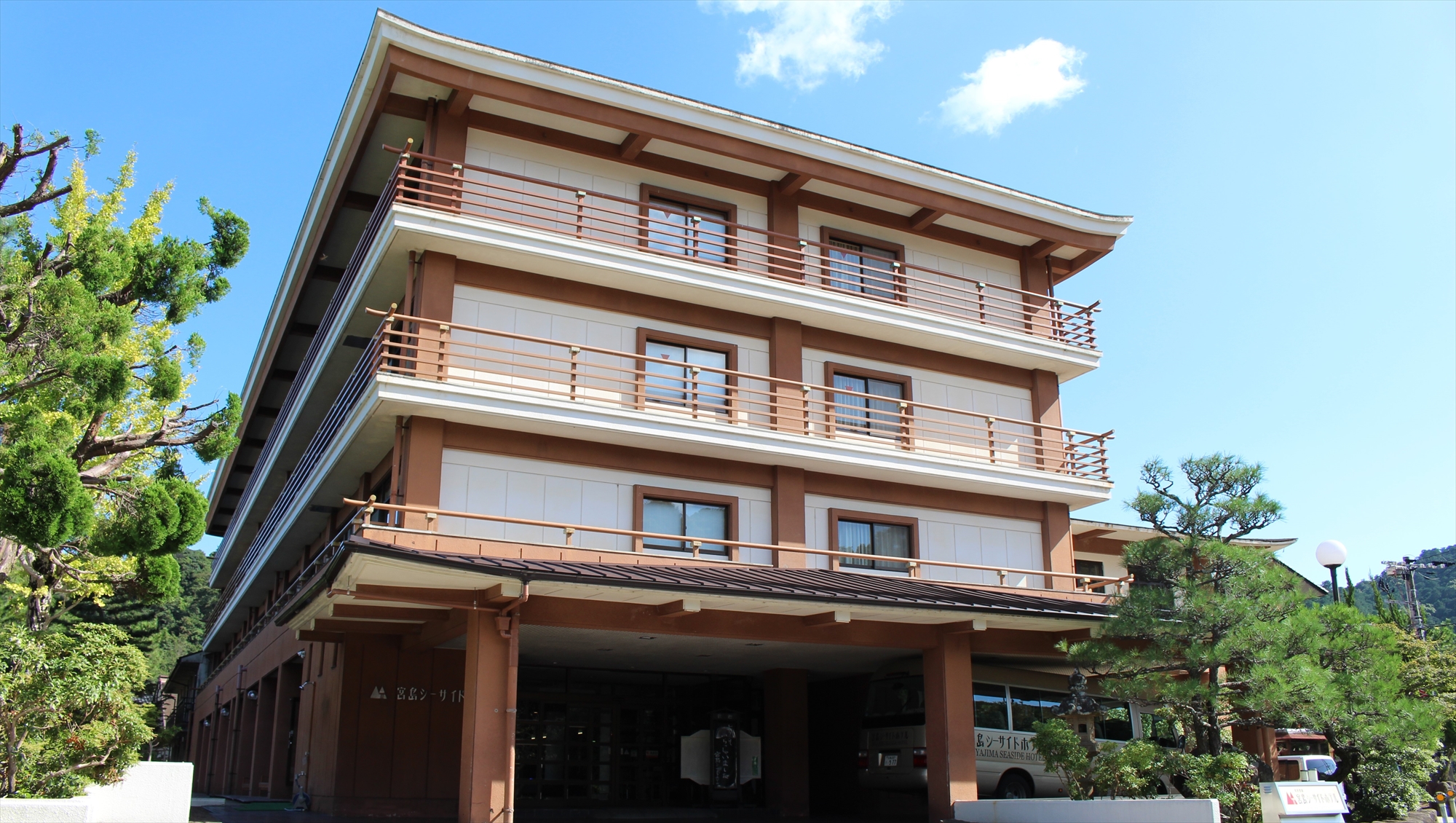 宮島の豊かな自然に囲まれた全室和室の旅館、静かな立地で落ち着いた時間をお過ごし頂けます。