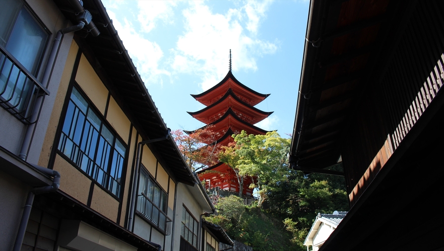 『厳島神社五重塔』町屋通りから覗く姿がいい感じです（^^みんなよく写真撮ってます！