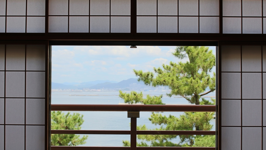 客室『眺望』海側の和室からは穏やかな瀬戸内海、そして広島市内の夜景をお楽しみいただけます。