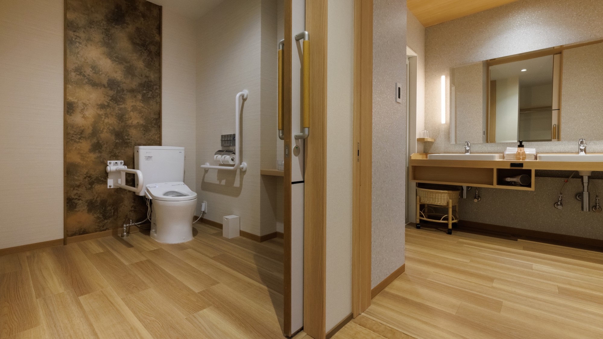 ユニバーサルデザインルームのトイレ・洗面室　一例