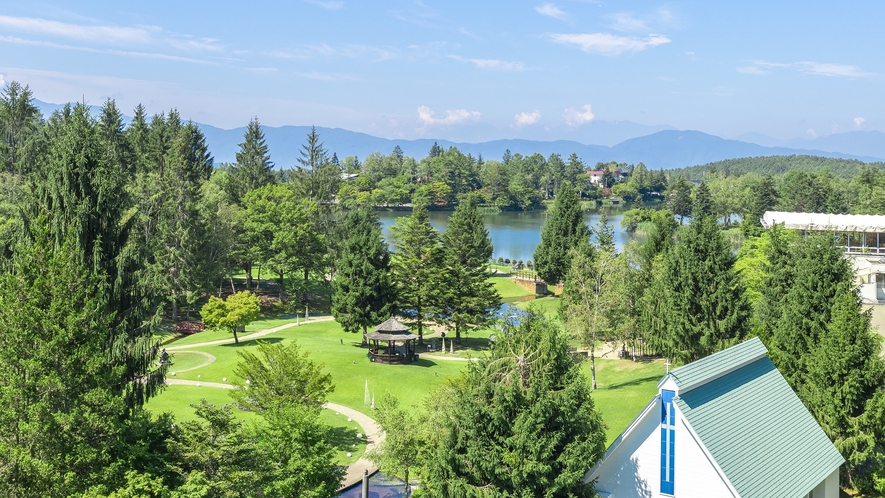 ロケーション抜群！彫刻公園と蓼科湖、アルプスを一望できます。絵本の中のような風景。