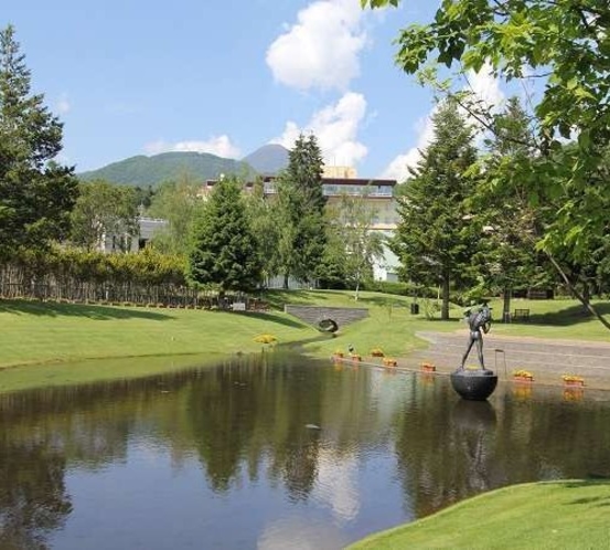 目の前の彫刻公園から蓼科湖までお散歩できます。