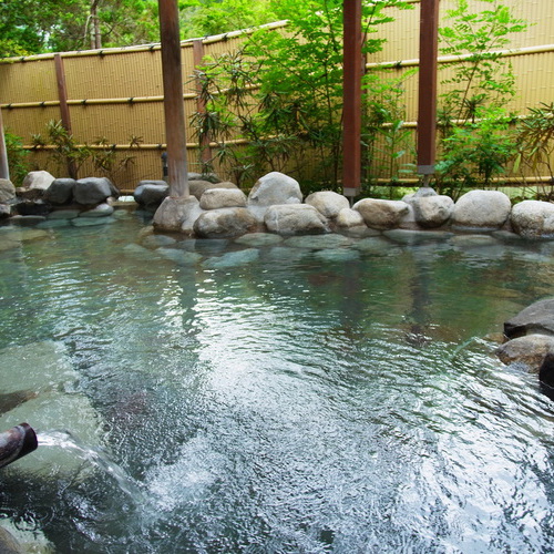 早朝の岩露天風呂。鳥の囀りを聞きながら、澄んだ空気の中浸かる温泉…最高です♪