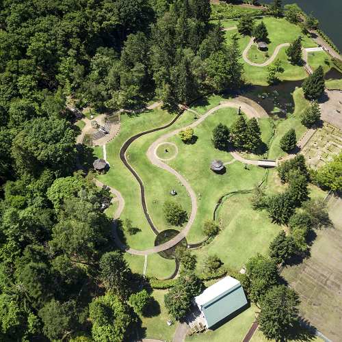 蓼科湖まで続く広大な敷地に、彫刻作品が散りばめられた様に展示されています。