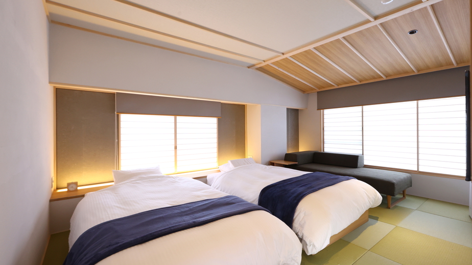 ■「バリアフリー和洋室」308号室　ベッドルーム　3台のベッドうち１台はソファーベッドとなります