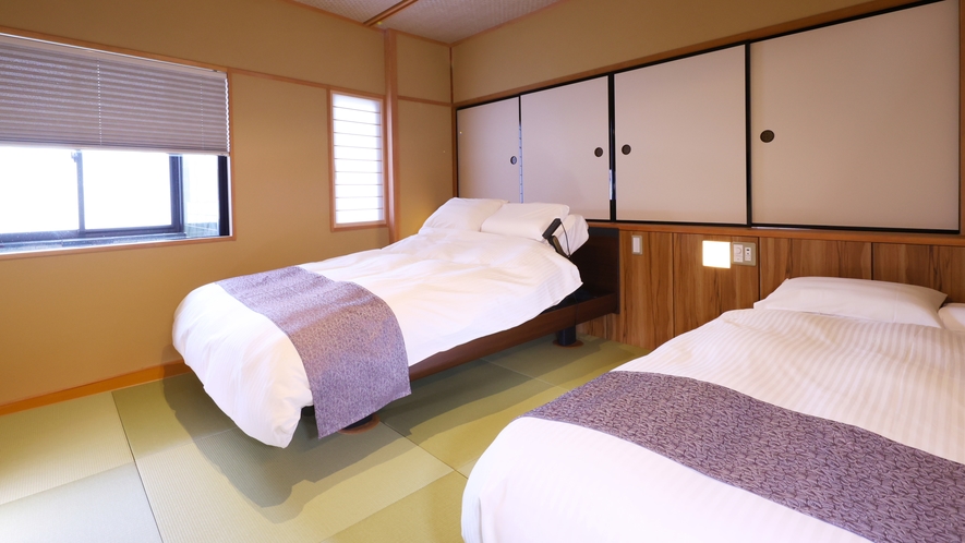■バリアアフリー 半露天風呂付き特別室 411号室　ベッド2台のうち1台は電動リクライニングベッドに