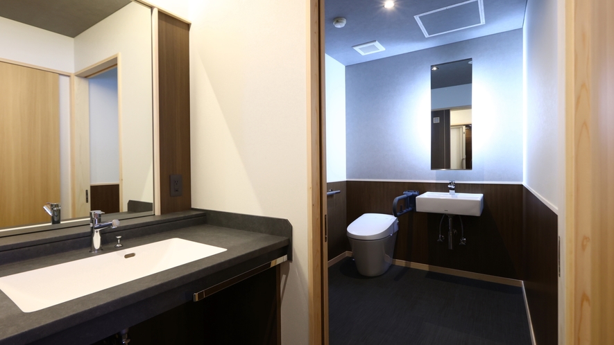 ■「バリアフリー和洋室」308号室　洗面とトイレの様子　車椅子でもゆったりご利用いただけます